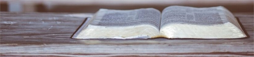 aufgeschlagenes buch 1760x400